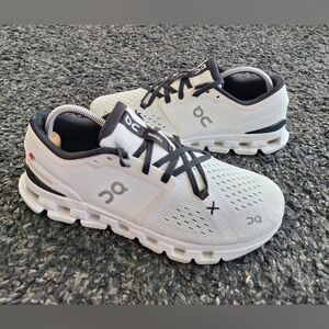 On Clouds X 4 Women’s White Black Running Shoes 3WE30070791 Size 8.5